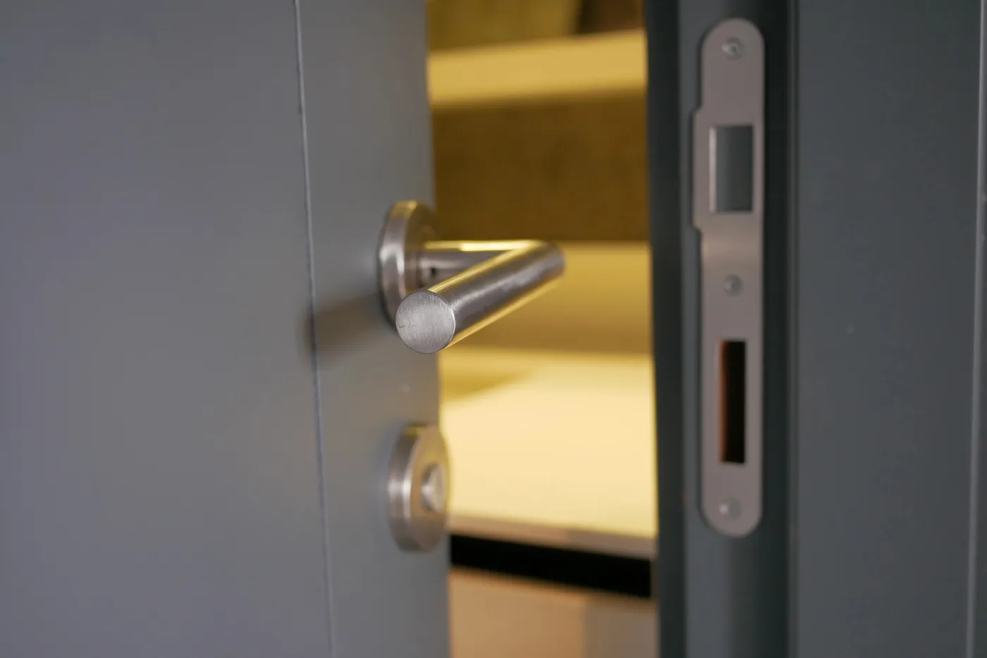 Serrure à mortaiser et gâche en laiton sur le chant d'une porte d'entrée à Marnes-la-Coquette